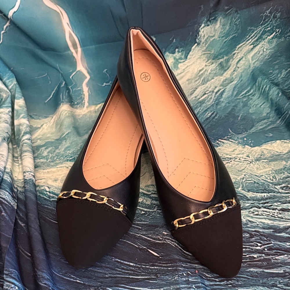 Women's Black Pointed Chain-Accent Flats
